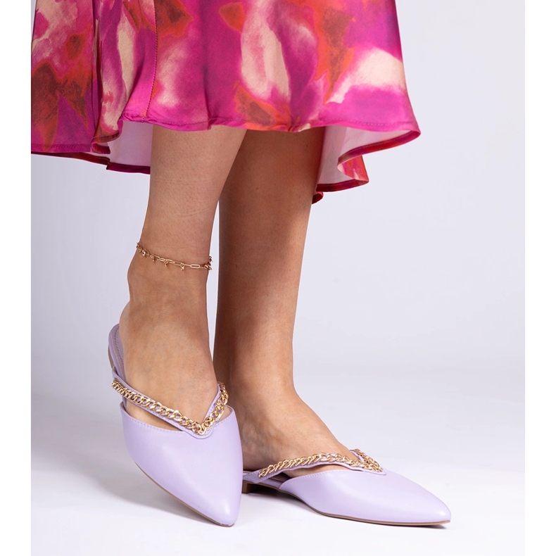 Violeta elegante Flip -Flops decorados con una cadena púrpura 1