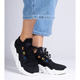 Zapatillas de deporte de deportes negros en una suela masiva 1 Zapatillas de deporte de deportes negros en una suela masiva 1
