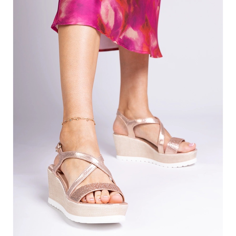 Sandalias de cuña de champán con circones dorado 1