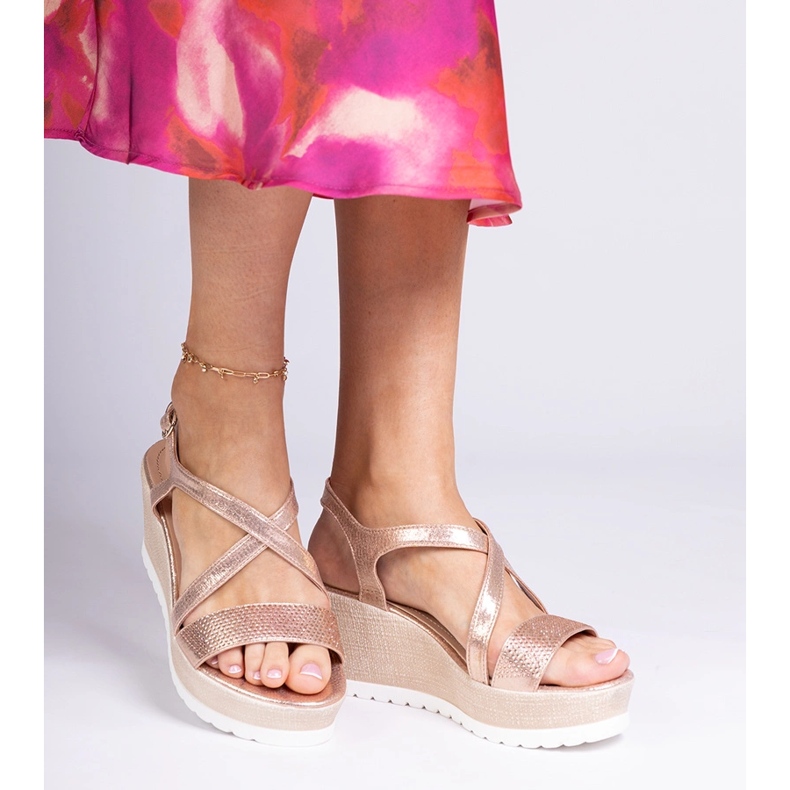 Sandalias de cuña de champán con circones dorado 2