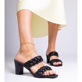 Tacones altos negros 2