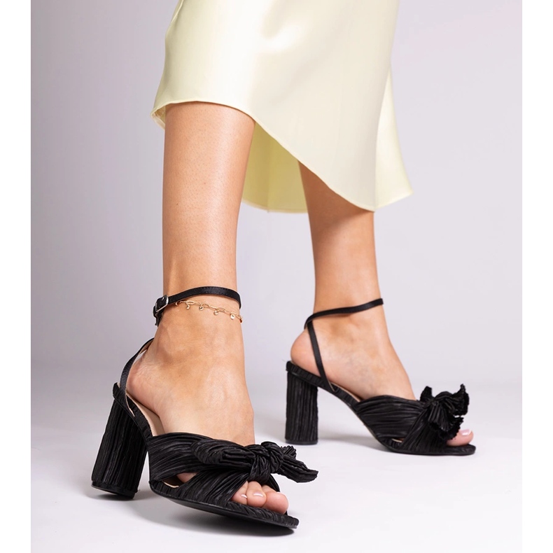 Sandalias negras con un arco en el bloque negro 1