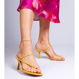 Amarillas elegantes chanclas sobre un tacón alto amarillo 1 Amarillas elegantes chanclas sobre un tacón alto amarillo 1