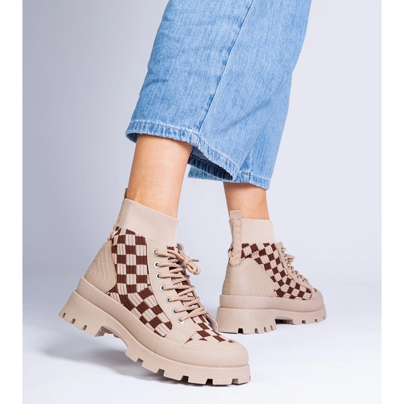 Zapatillas de zapatillas marrones en la plataforma marrón 1