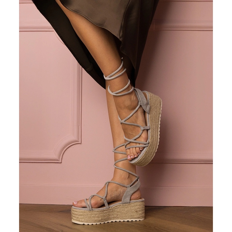 Sandalias de alpargeles grises en una plataforma alta 2