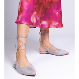 Bombas grises de cañón plano atados en el tobillo 1