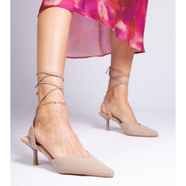 Material marrón bomba sobre un tacón alto con abierto 1 Material marrón bomba sobre un tacón alto con abierto 1