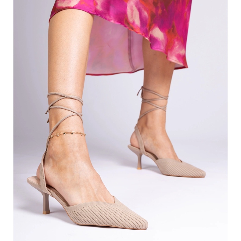 Material marrón bomba sobre un tacón alto con abierto 1 Material marrón bomba sobre un tacón alto con abierto 1