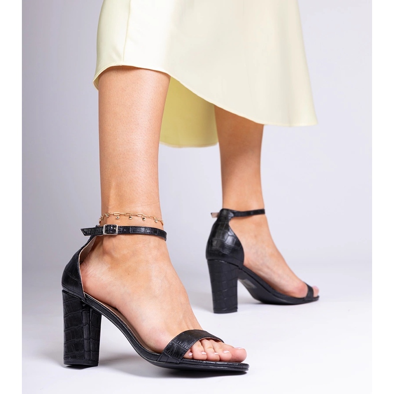 Sandalias negras en el poste negro 2