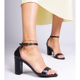Sandalias negras en el poste negro 5