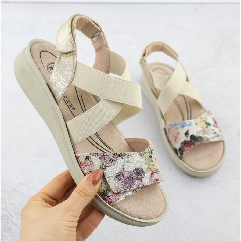 Sandalias cómodas para mujeres para velcro beige jezzi 24142 1 Sandalias cómodas para mujeres para velcro beige jezzi 24142 1