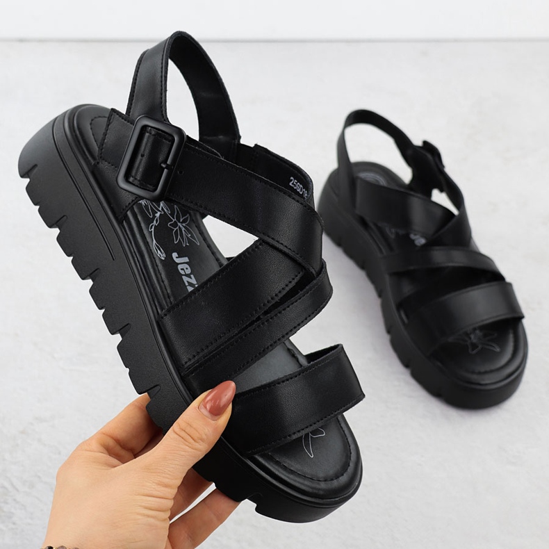 Sandalias de cuero para mujeres en la plataforma Roman Black Jezzi 8716 negro 1