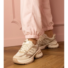Beige Sports Sneakers en una suela masiva 1