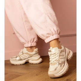 Beige Sports Sneakers en una suela masiva 2