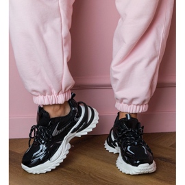 Zapatillas de deporte de deportes negros en una suela elegante 1 Zapatillas de deporte de deportes negros en una suela elegante 1