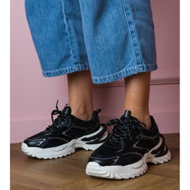 Zapatillas deportivas negras en una suela gruesa negro 1