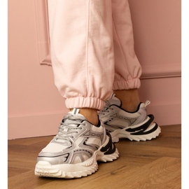 Zapatillas de deporte deportivas de plata en una suela gruesa 1 Zapatillas de deporte deportivas de plata en una suela gruesa 1