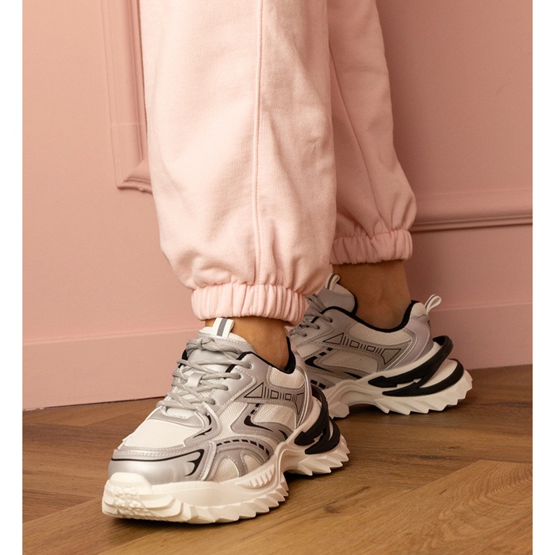 Zapatillas de deporte deportivas de plata en una suela gruesa 1 Zapatillas de deporte deportivas de plata en una suela gruesa 1