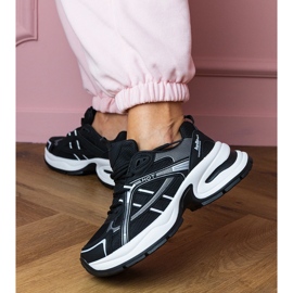 Zapatillas de deporte de deportes negros en una suela masiva 1