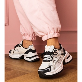 Zapatillas deportivas blancas y blancas en una suela masiva blanco 1