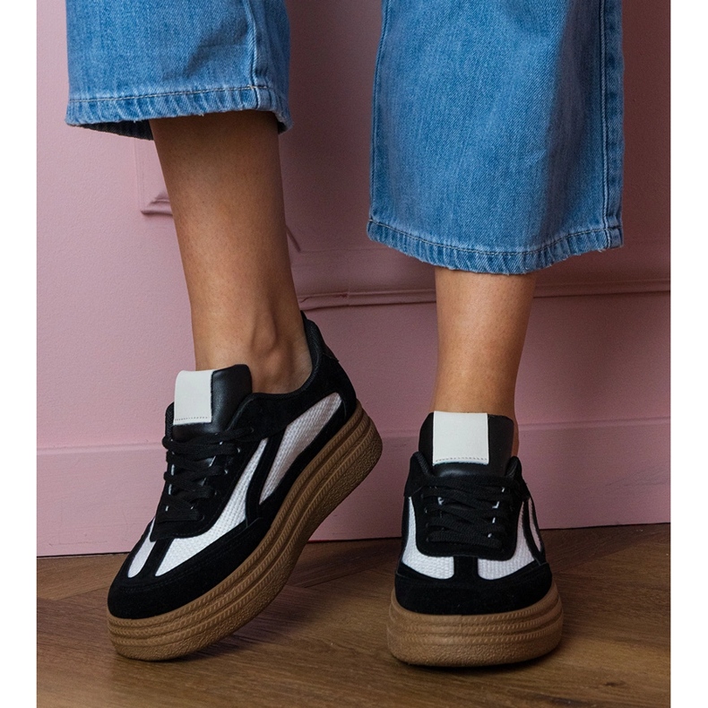 Zapatillas de deporte negras en una suela gruesa negro 1