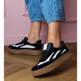 Zapatillas de deporte negras en una suela gruesa negro 2