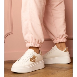 Zapatillas blancas con un corazón dorado y alfiladores de circón blanco 2