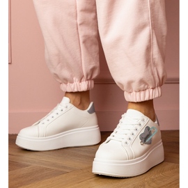 Zapatillas blancas con un corazón azul y pines de circón blanco 1