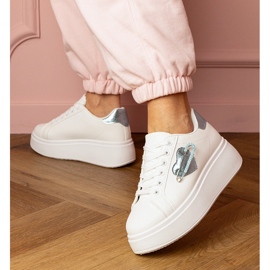 Zapatillas blancas con un corazón azul y pines de circón blanco 2