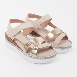 Goodin Sandalias beige en una plataforma con una decoración metálica 2