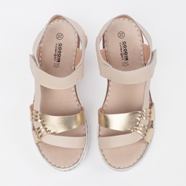 Goodin Sandalias beige en una plataforma con una decoración metálica 3