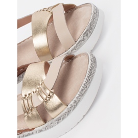Goodin Sandalias beige en una plataforma con una decoración metálica 5
