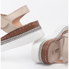Goodin Sandalias beige en una plataforma con una decoración metálica 1