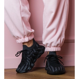 Zapatillas de deporte de deportes negros en una suela masiva 1