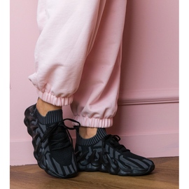 Zapatillas de deporte de deportes negros en una suela masiva 3