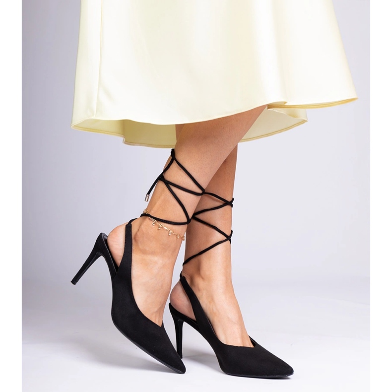 Tacones negros con tacón abierto. 1