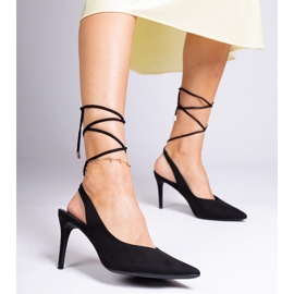 Tacones negros con tacón abierto. 3