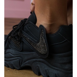 Zapatillas negras en una suela masiva con circones negro 1