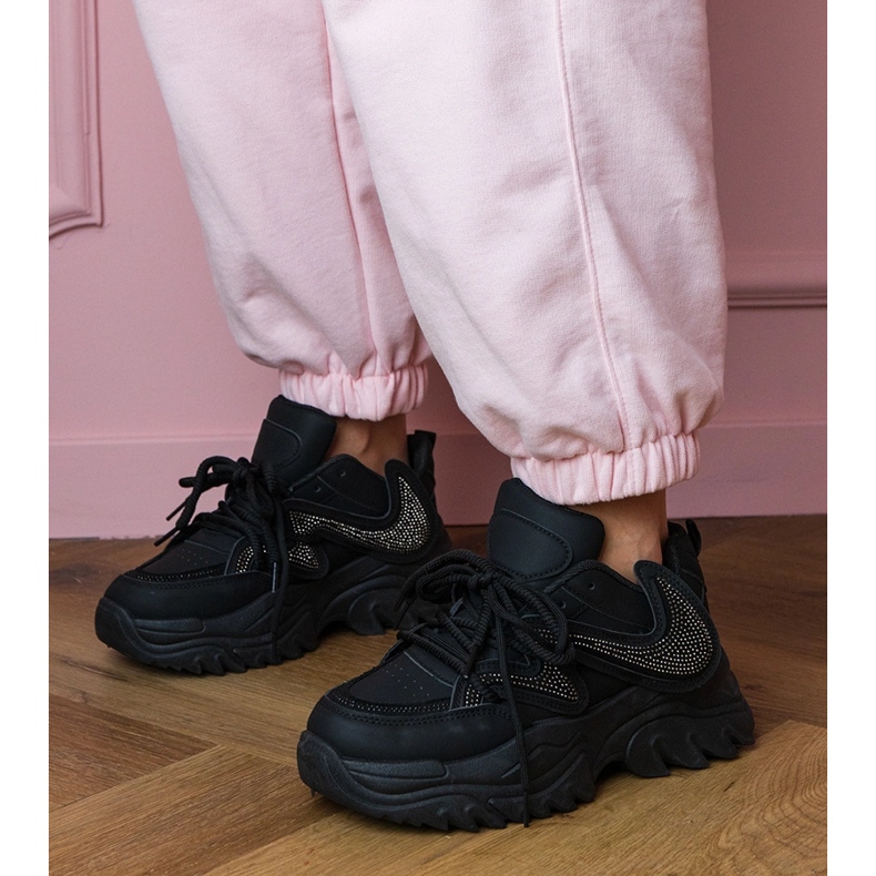 Zapatillas negras en una suela masiva con circones negro 2