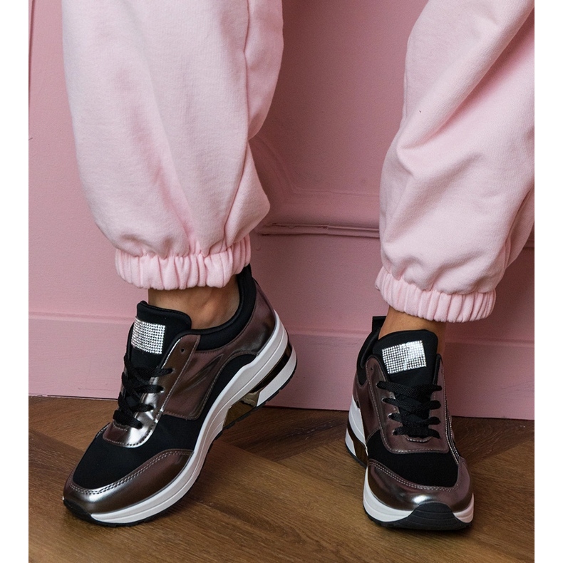 Zapatillas negras con circones y una inserción metálica negro 1