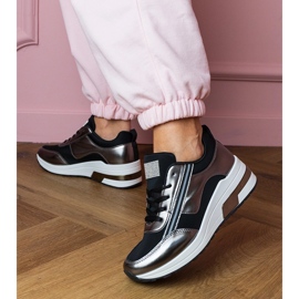 Zapatillas negras con circones y una inserción metálica negro 5