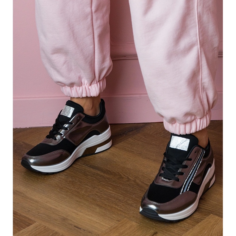 Zapatillas negras con circones y una inserción metálica negro 2