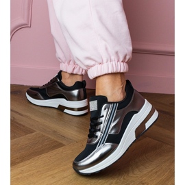Zapatillas negras con circones y una inserción metálica negro 4