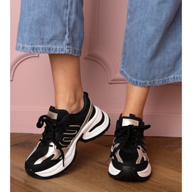 Zapatillas de deporte de deportes negros en una suela masiva 1 Zapatillas de deporte de deportes negros en una suela masiva 1