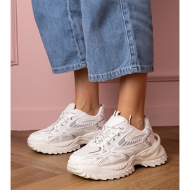 Zapatillas deportivas blancas en una suela elegante blanco 1