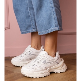 Zapatillas deportivas blancas en una suela elegante blanco 2