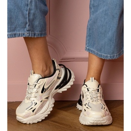 Zapatillas de deporte deportivas beige en una suela elegante 1 Zapatillas de deporte deportivas beige en una suela elegante 1