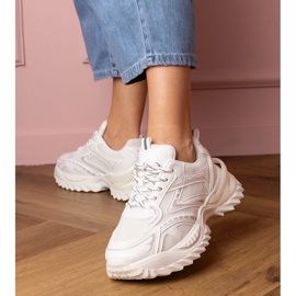 Zapatillas deportivas blancas en una suela gruesa blanco 1