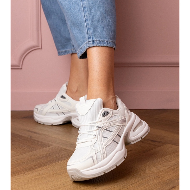 Zapatillas deportivas blancas con suela maciza. blanco 1 Zapatillas deportivas blancas con suela maciza. blanco 1