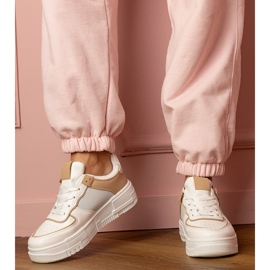 Zapatillas deportivas blancas y beige en platfotm 3